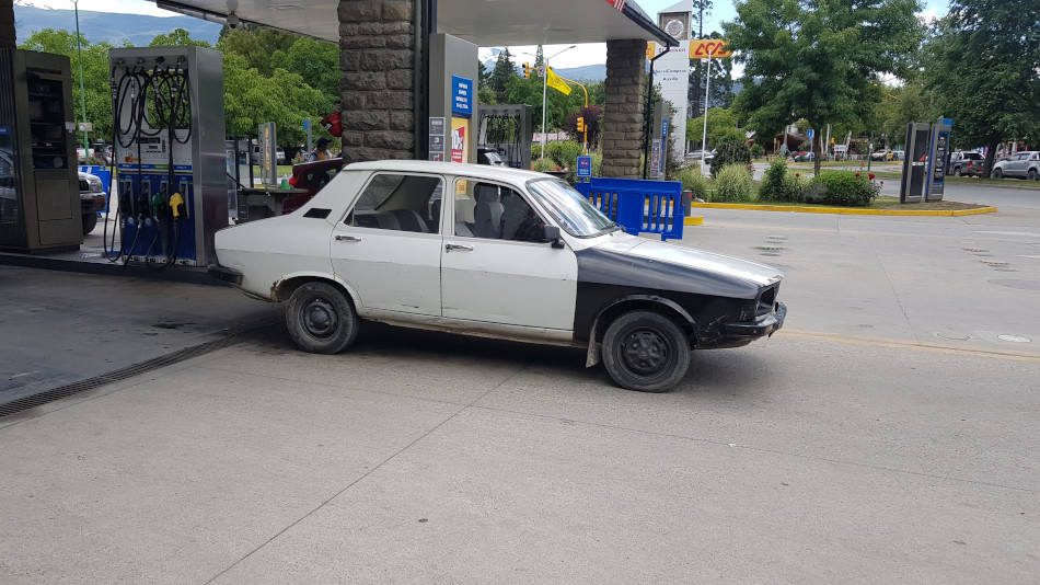 Renault 12 blanco y negro, El Bolsón