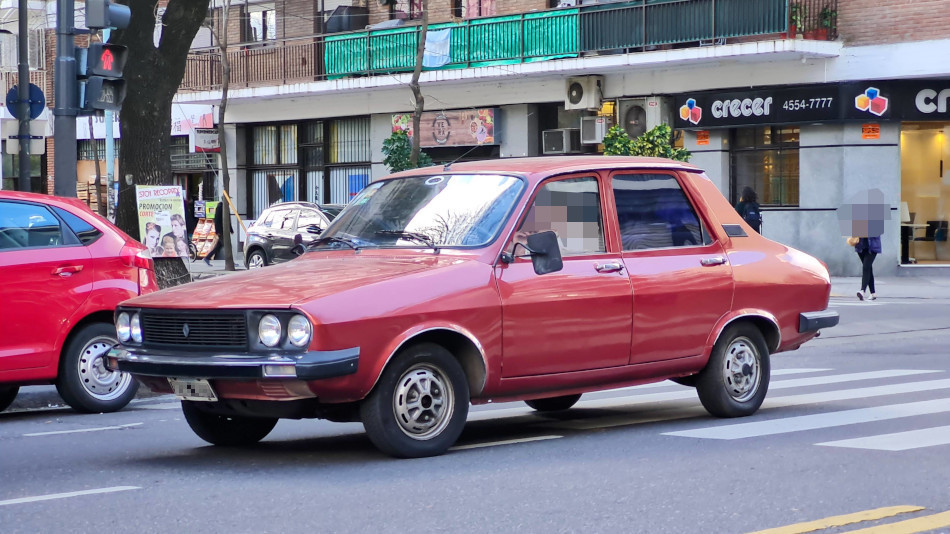 Renault 12 bordó, Colegiales