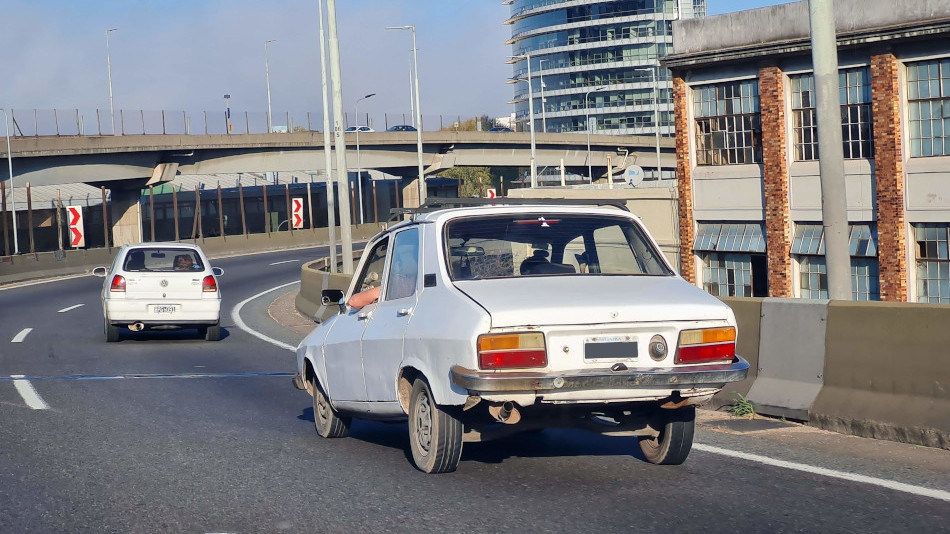 Renault 12 blanco, San Telmo