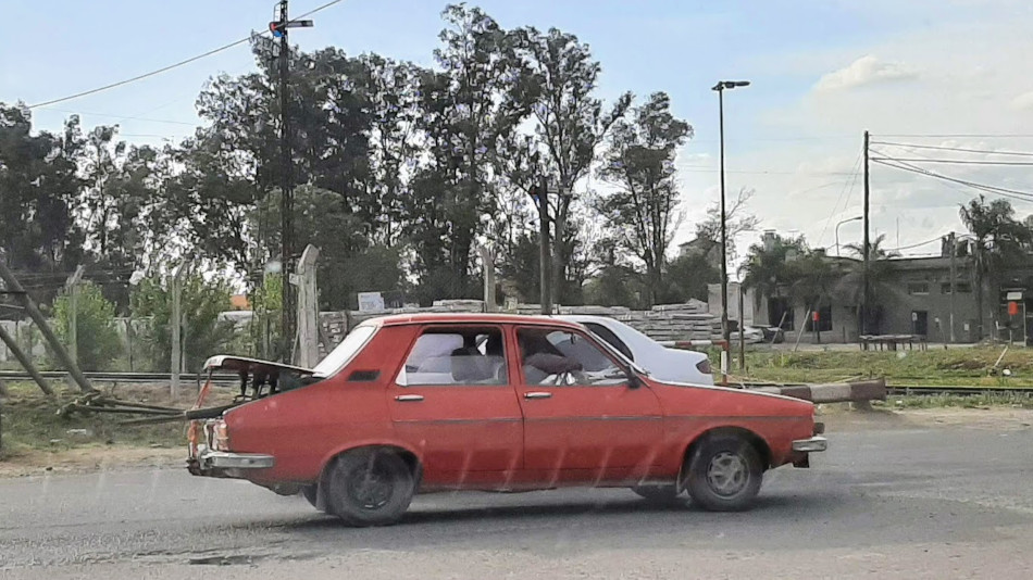 Renault 12 rojo, Luján