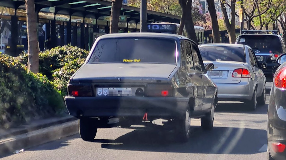 Renault 12 gris oscuro, San Nicolás