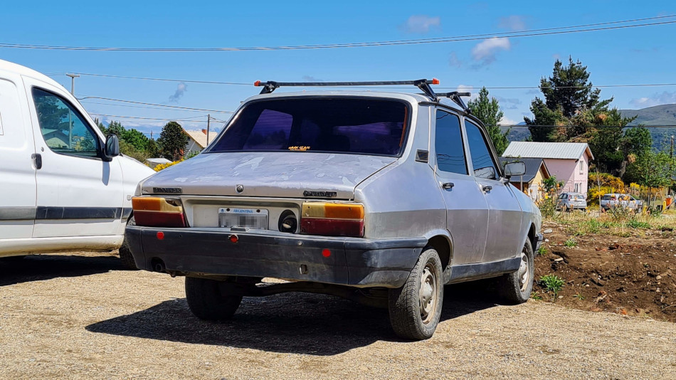 Renault 12 gris oscuro, Dina Huapi