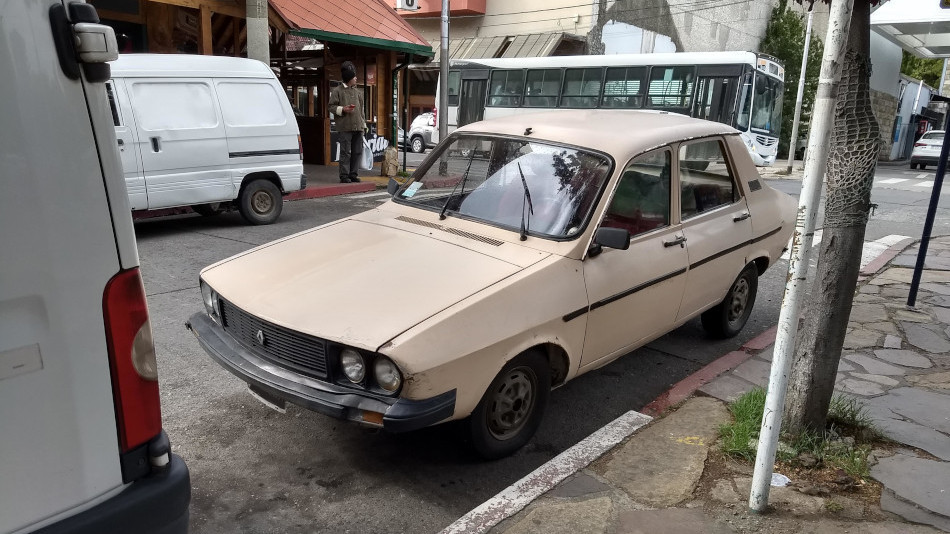 Renault 12 crema, Bariloche