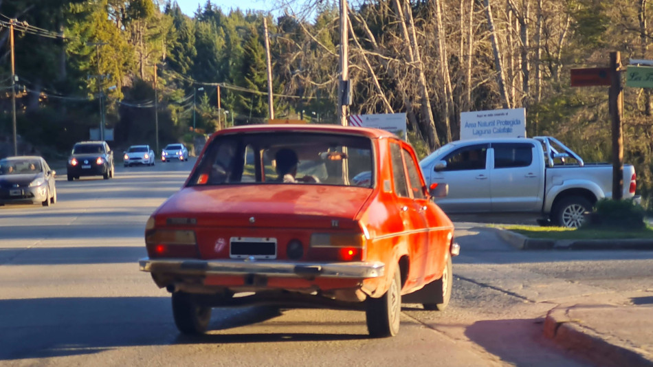 Renault 12 rojo, Villa La Angostura