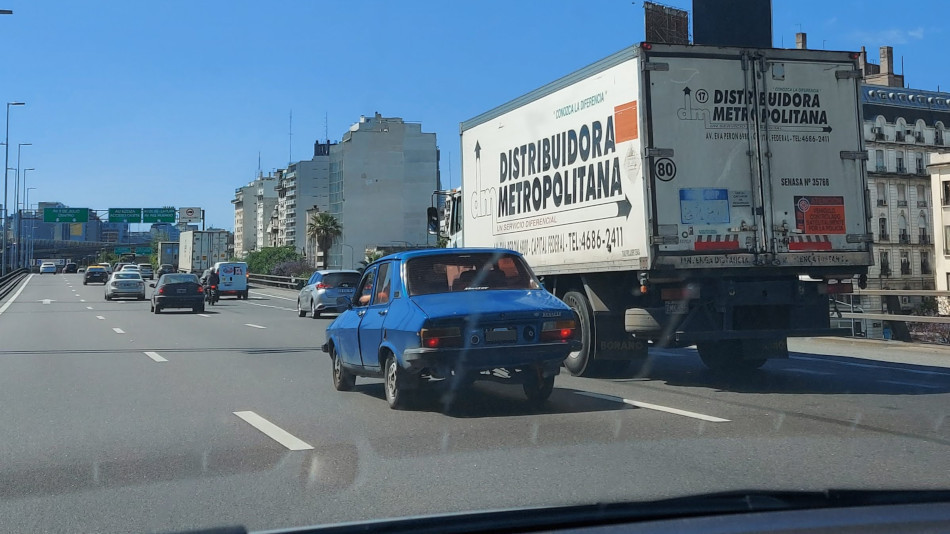 Renault 12 azul francia, Barracas