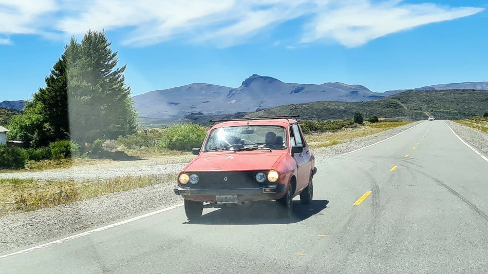 Renault 12 rojo, camino a Villa La Angostura