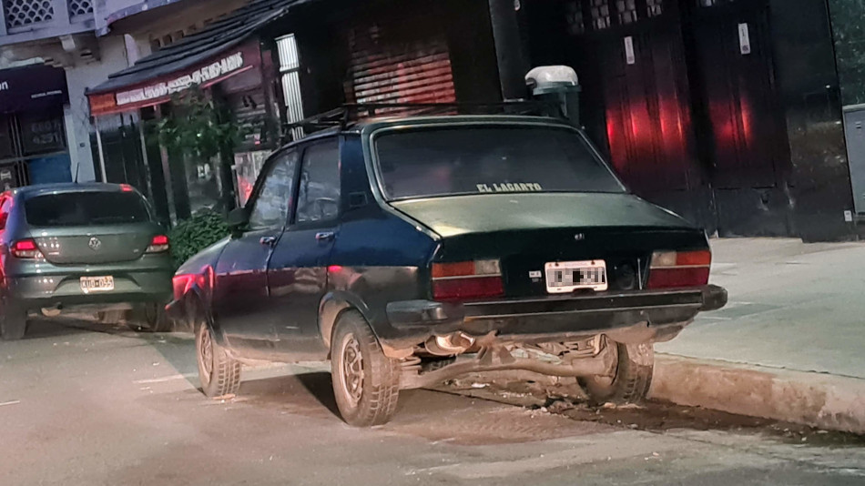 Renault 12 negro, Villa General Mitre