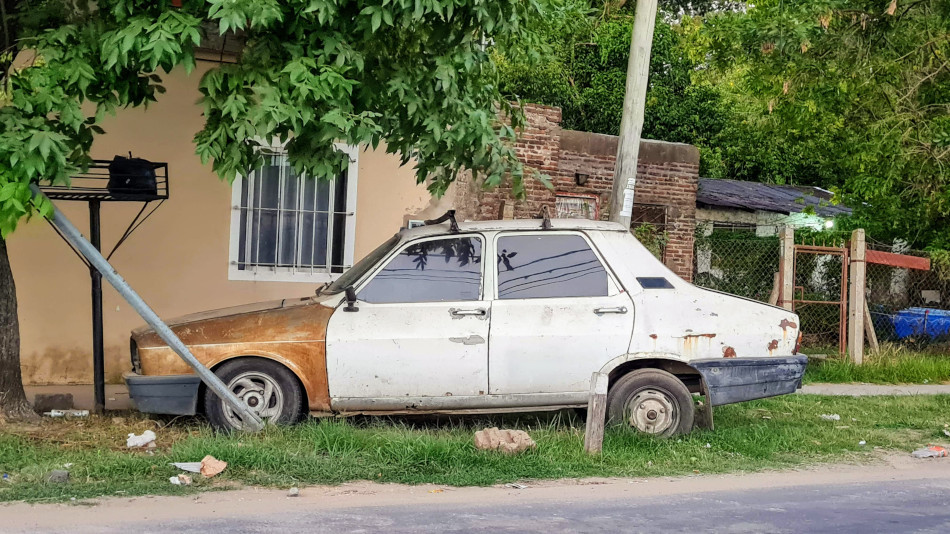 Renault 12 blanco y óxido, Benavidez