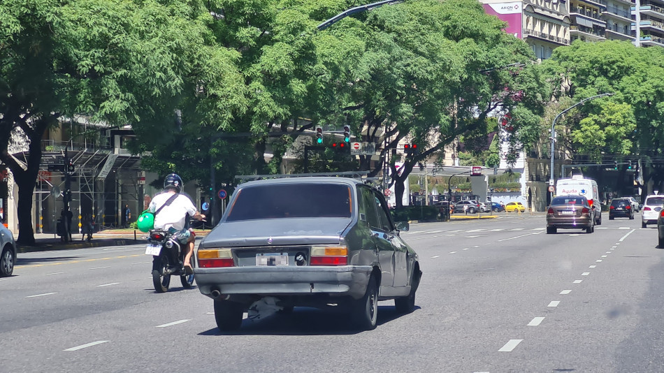 Renault 12 gris oscuro, Barrio Norte