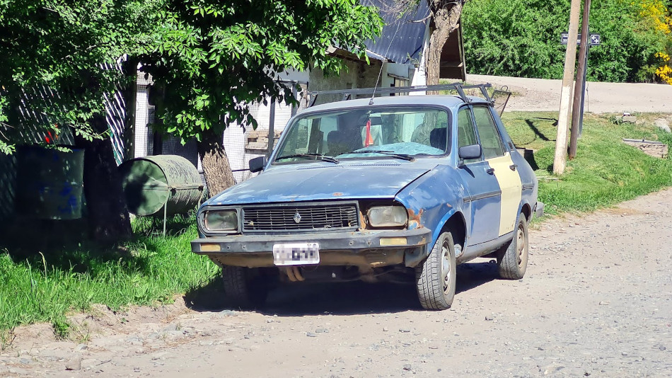 Renault 12 celeste y amarillo, San Martín de los Andes