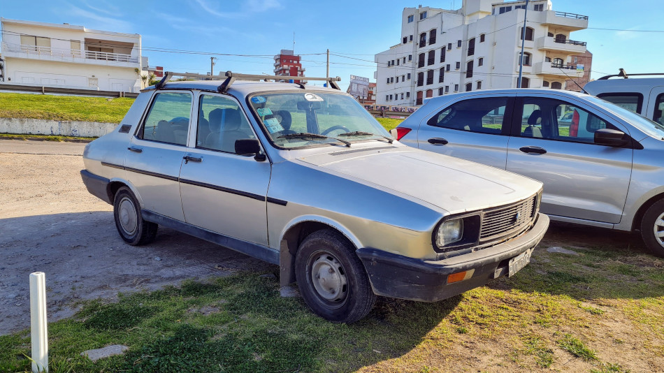 Renault 12 gris claro, Mar del Plata