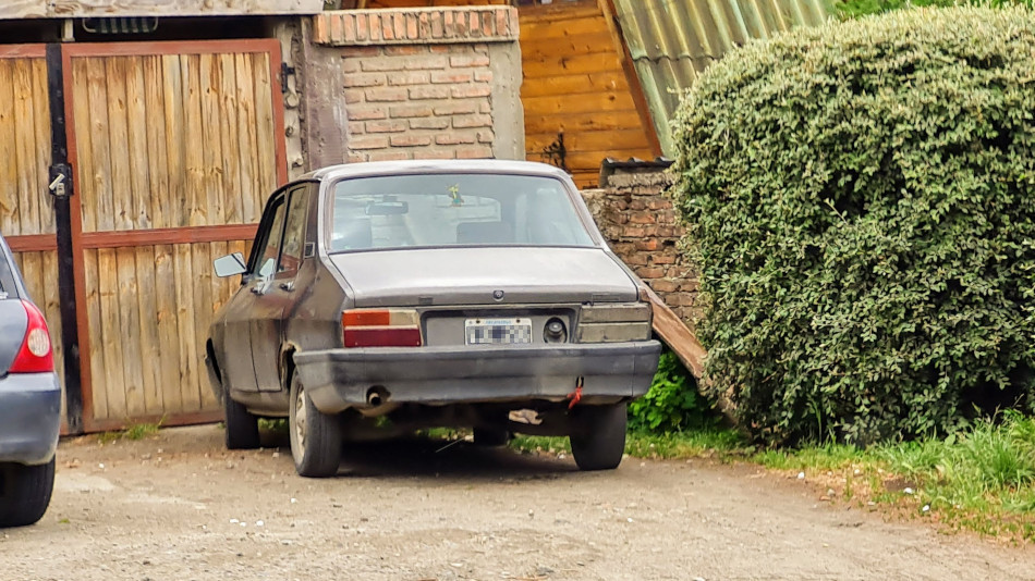 Renault 12 gris oscuro, Bariloche