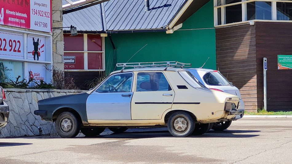 Renault 12 amarillo, gris y negro, Dina Huapi