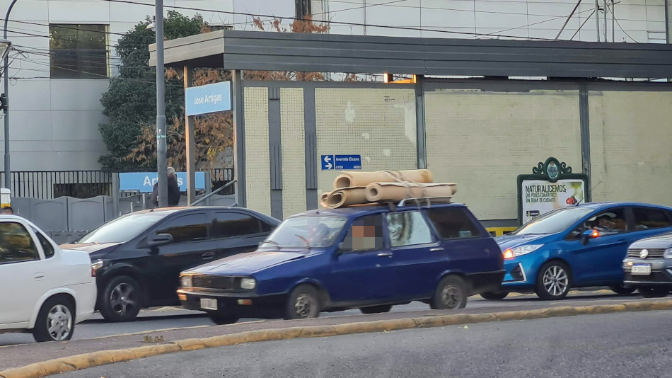 Renault 12 Break azul, Chacarita