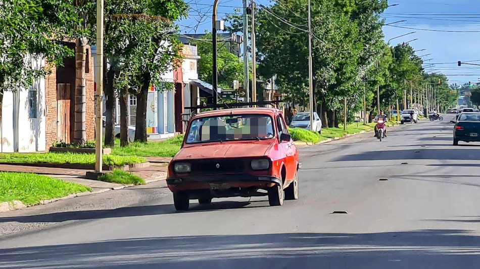 Renault 12 rojo, Pergamino