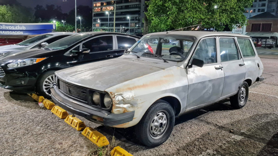 Renault 12 Break gris, Olivos