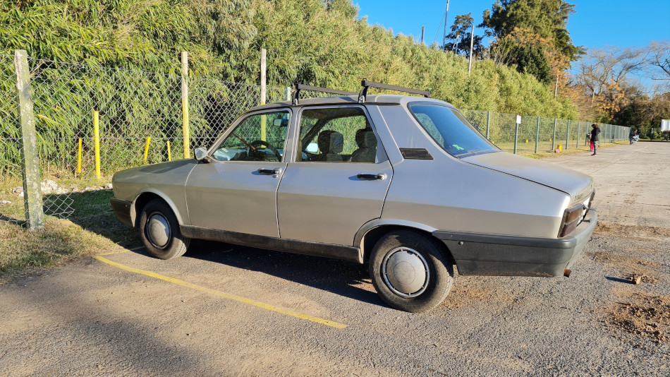 Renault 12 gris claro, Victoria