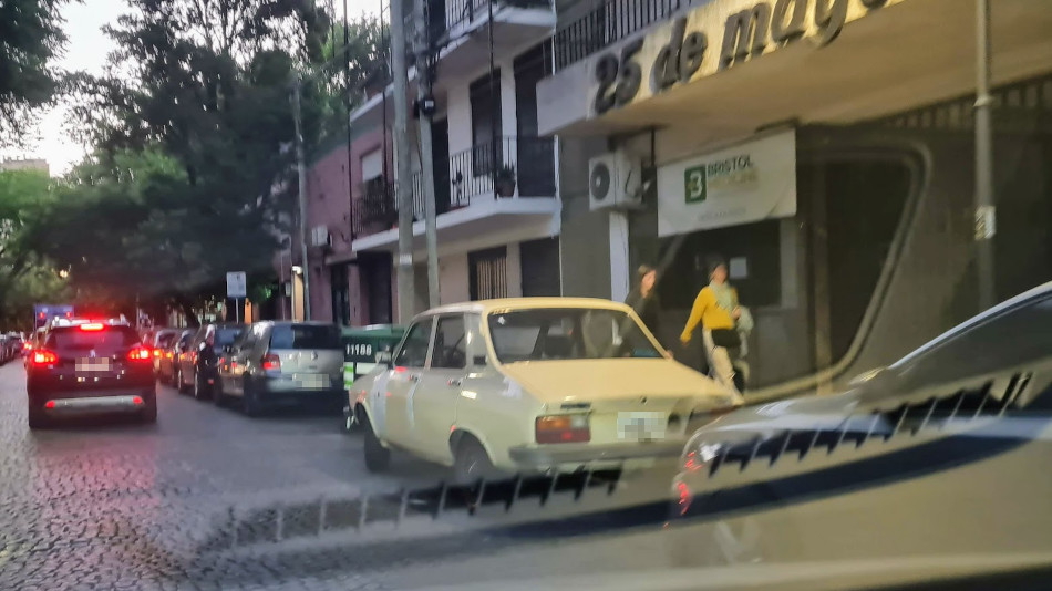 Renault 12 amarillo, San Isidro